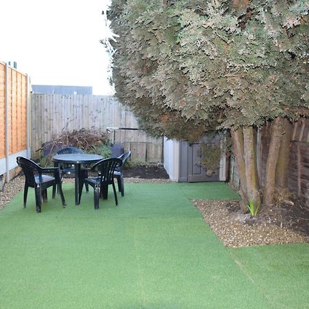 לונדון 2 Bedroom Apartment, Fortescue Road מראה חיצוני תמונה