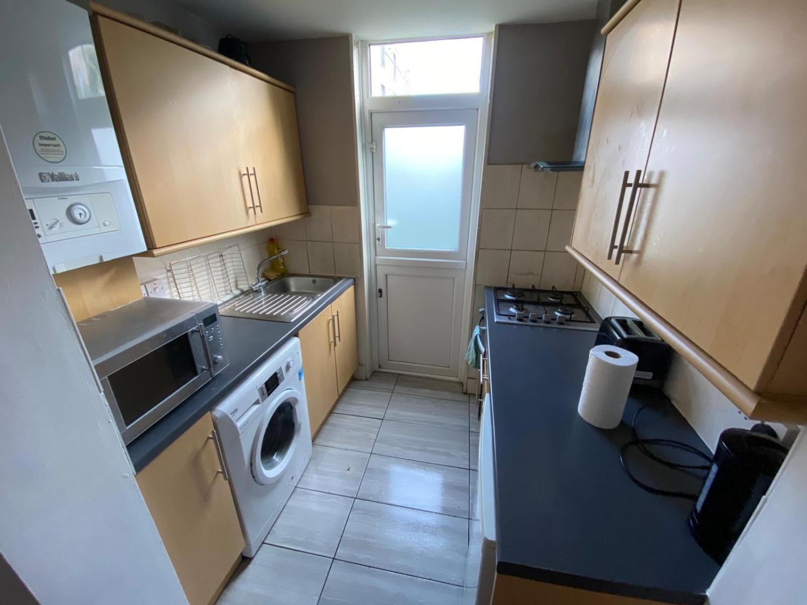 לונדון 2 Bedroom Apartment, Fortescue Road מראה חיצוני תמונה