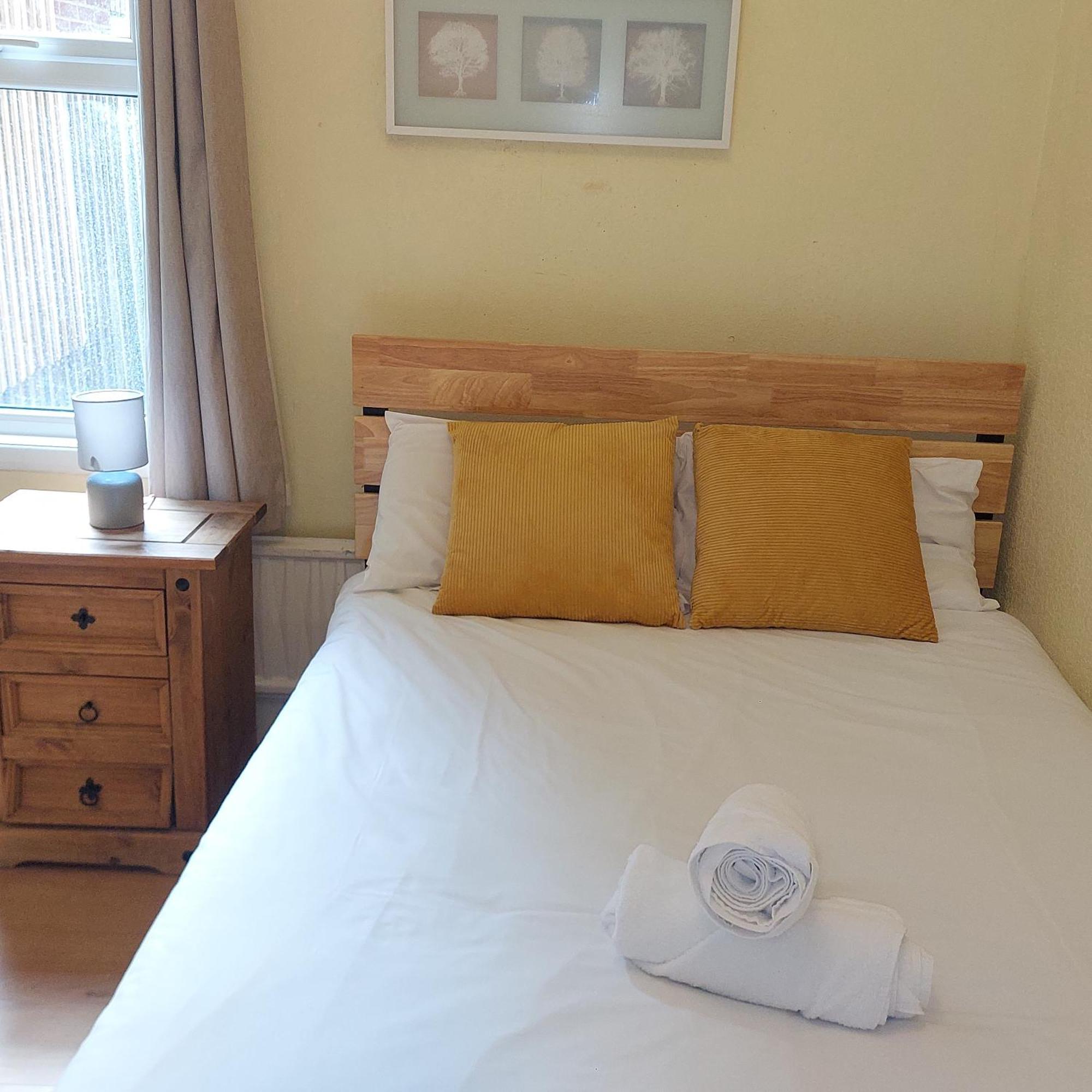 לונדון 2 Bedroom Apartment, Fortescue Road מראה חיצוני תמונה