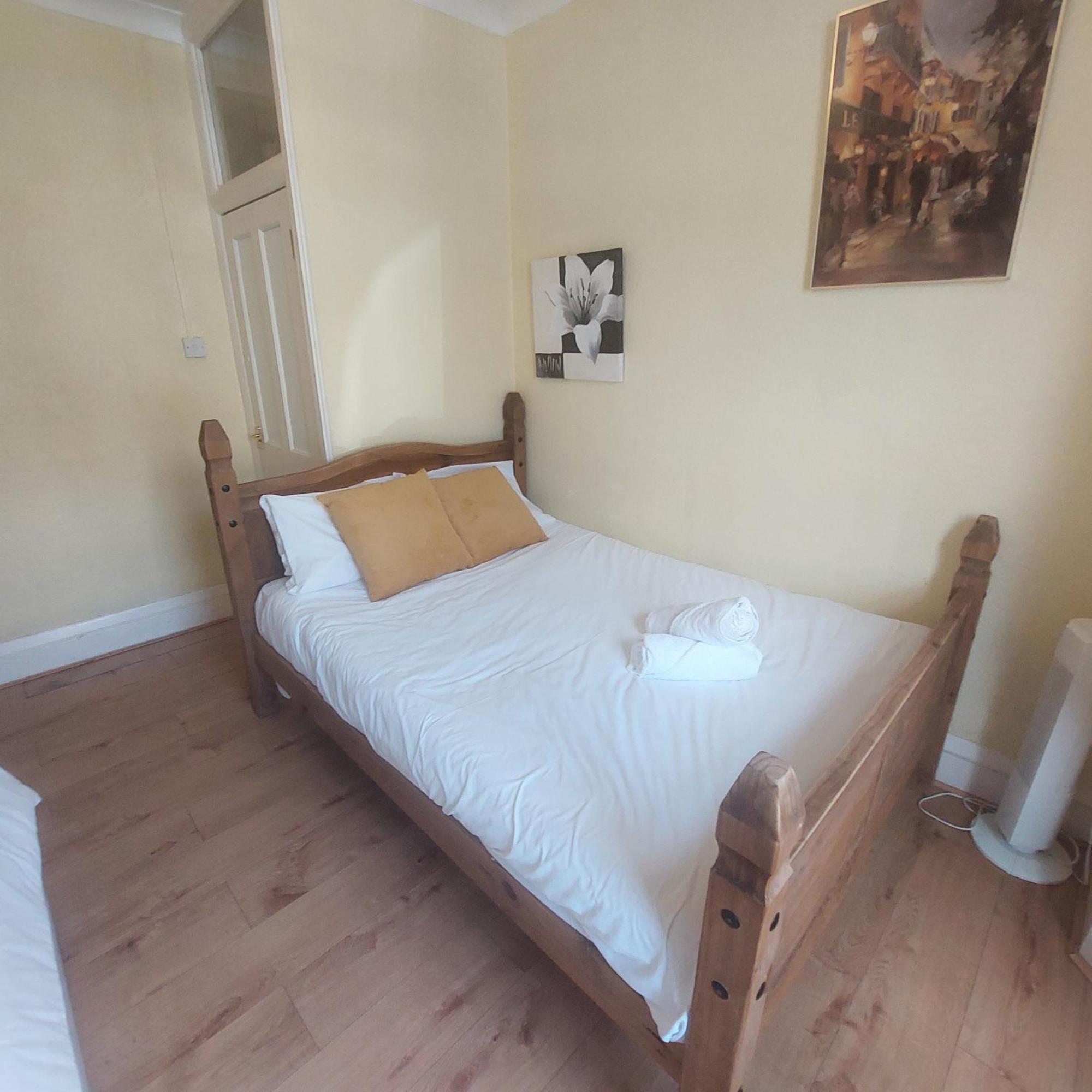 לונדון 2 Bedroom Apartment, Fortescue Road מראה חיצוני תמונה