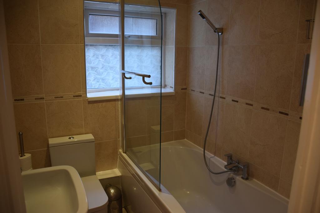 לונדון 2 Bedroom Apartment, Fortescue Road מראה חיצוני תמונה